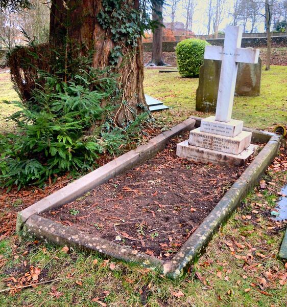 File:Lewis Carroll Grave 2015.jpg
