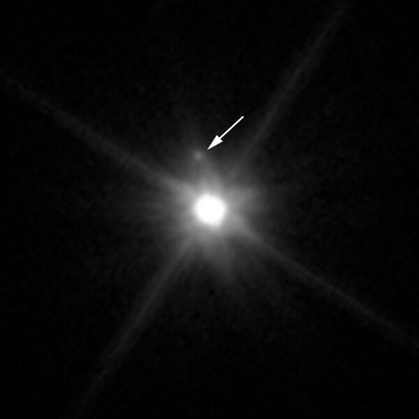 File:Makemake moon Hubble image with legend (cropped).jpg