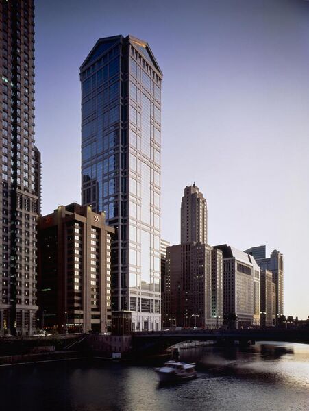 File:Ricardo Bofill Taller de Arquitectura United Continental Headquarters, Chicago.jpg