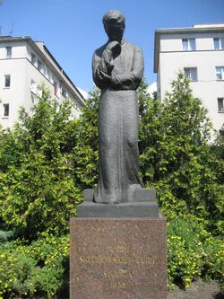 Sklodowska-Curie statue, Warsaw.JPG