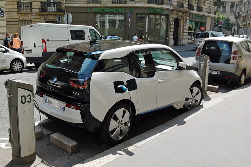 File:BMW i3 charging on Autolib' station in Paris trimmed.jpg