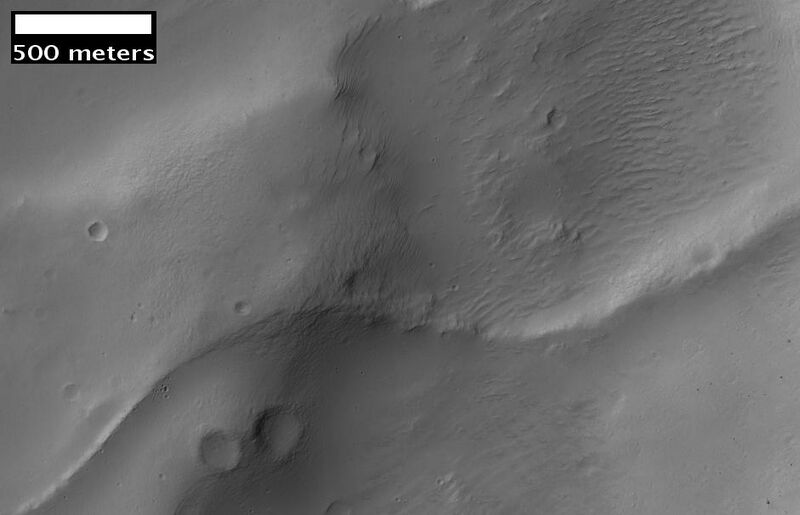 File:Crater ridge in Aeolis.JPG
