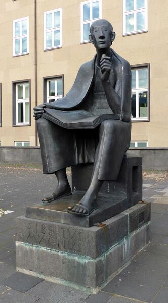 File:Albertus Magnus Skulptur, Universität zu Köln.jpg