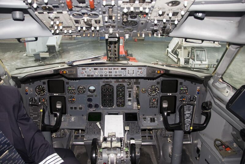 File:Cockpit of 737-300 LN-KKU.jpg