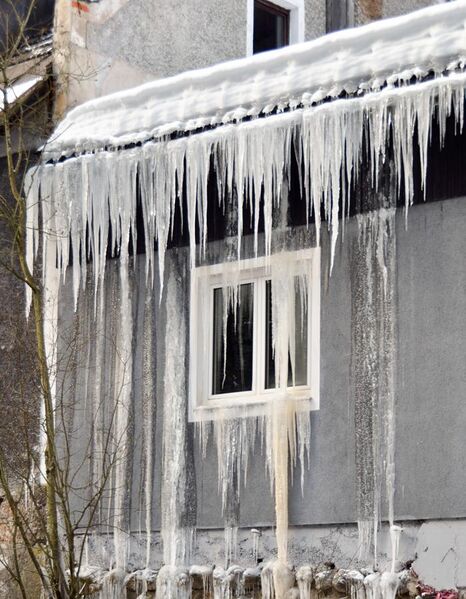 File:Ice dam and roof leakage.jpg