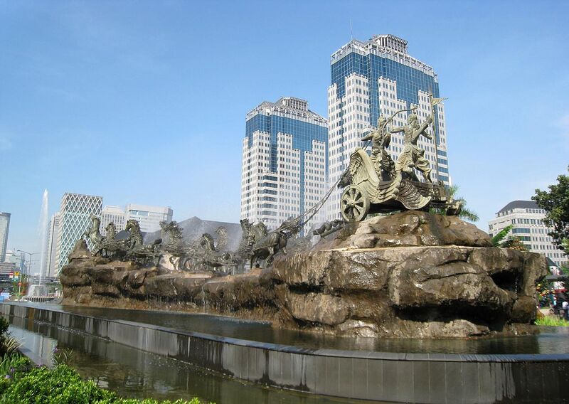 File:Arjuna Wijaya chariot statue in Jakarta.jpg