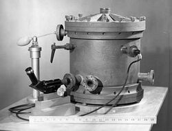 Millikan’s oil-drop apparatus 1.jpg