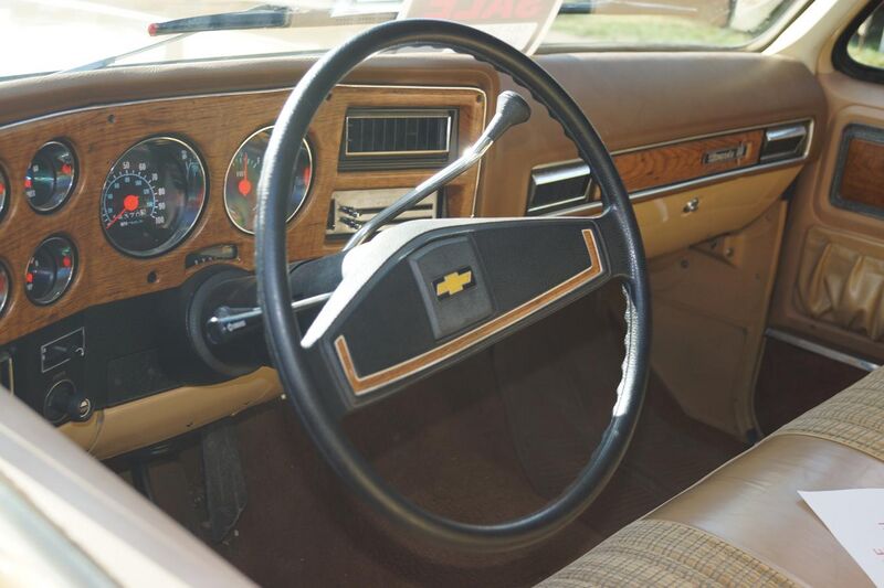 File:1977 Chevrolet Suburban Estate (28300521421).jpg
