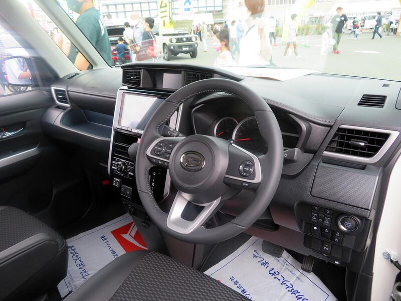 File:Daihatsu THOR CUSTOM G Turbo PREMIUM AERO PACK (4BA-M900S-GBVJ) interior.jpg