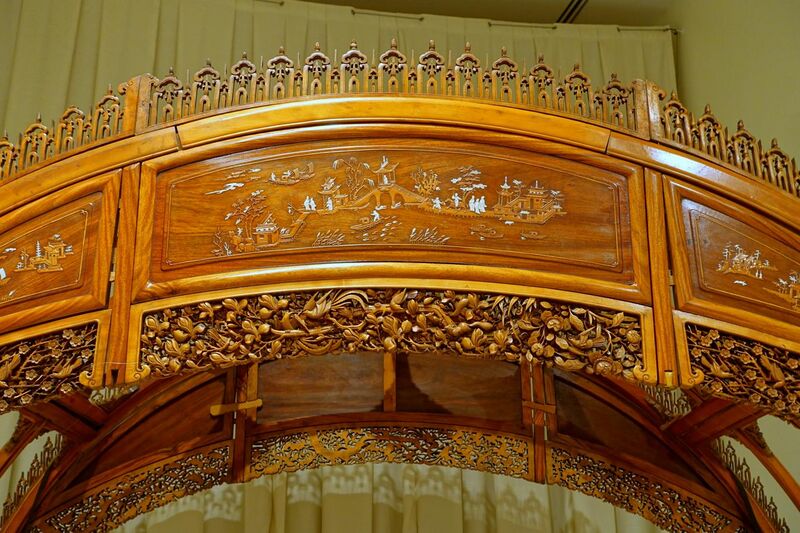 File:Moon-gate bed shown in the Philadelphia Centennial Exposition, Ningbo, China, detail, c. 1876, satinwood (huang lu), other Asian woods, ivory - Peabody Essex Museum - DSC07355.jpg