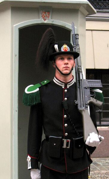 File:Palace guard at the royal palace, Oslo.jpg