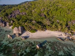 Anse Source d'Argent beach aerial La Digue, Seychellen (39587432402).jpg