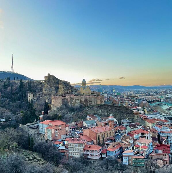 File:Fortress and Old Town of Tbilisi at dusk, Tbilisi, Georgia.jpg