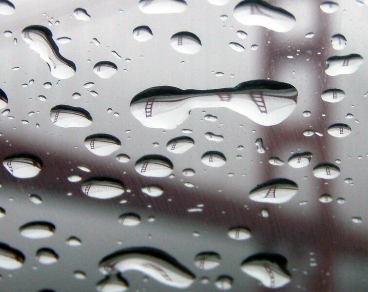 File:GGB reflection in raindrops.jpg