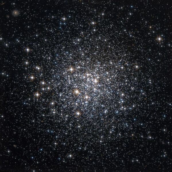 File:M72 Hubble WikiSky.jpg