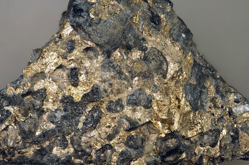 File:Sulfidic serpentintite (platinum-palladium ore) Johns-Manville Reef, Stillwater Complex.jpg
