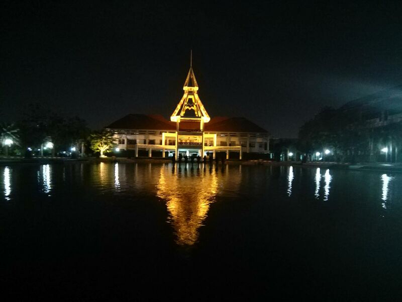 File:Thammasat University pond view 2.jpg