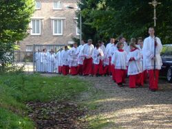 Vijftig misdienaars in 2004 bij 50-jarig bestaan Sint Martinuskerk, Gennep.jpg