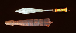 COLLECTIE TROPENMUSEUM Dolk met schede - dohong RV-16-285.png