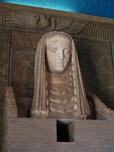 File:Estatuas del Canope de Villa Adriana 01.JPG