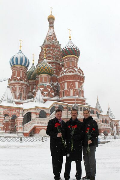 File:Soyuz TMA-07M crew in front of St. Basil's Cathedral in Moscow.jpg