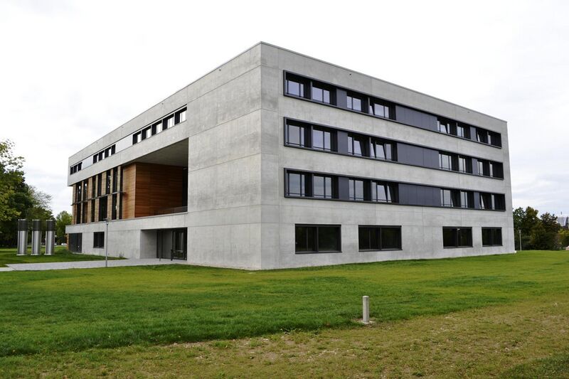 File:Vielberth-Gebäude, Uni Regensburg.JPG