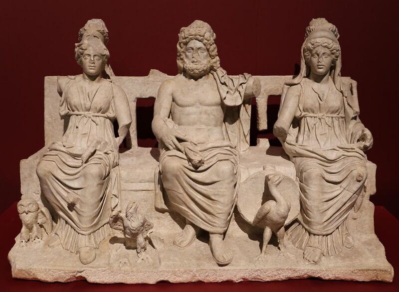 File:Arte romana, triade capitolina, 160-180 dc (guidonia montecelio, museo civico archeologico) 01.jpg