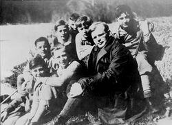 Bundesarchiv Bild 183-R0211-316, Dietrich Bonhoeffer mit Schülern.jpg