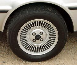 Mid 1981 De Lorean silver wheel.JPG