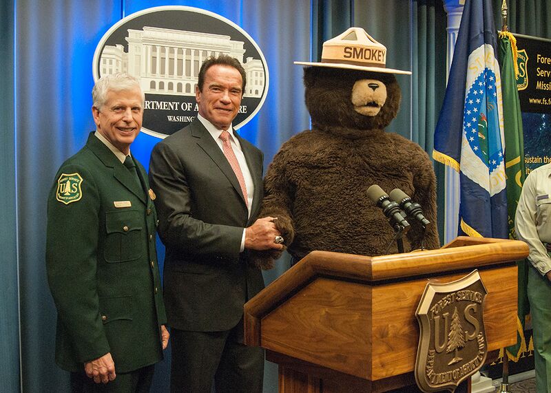 File:Smokey with Thomas Tidwell, Chief of the United States Forest Service, and Arnold Schwarzenegger.jpg