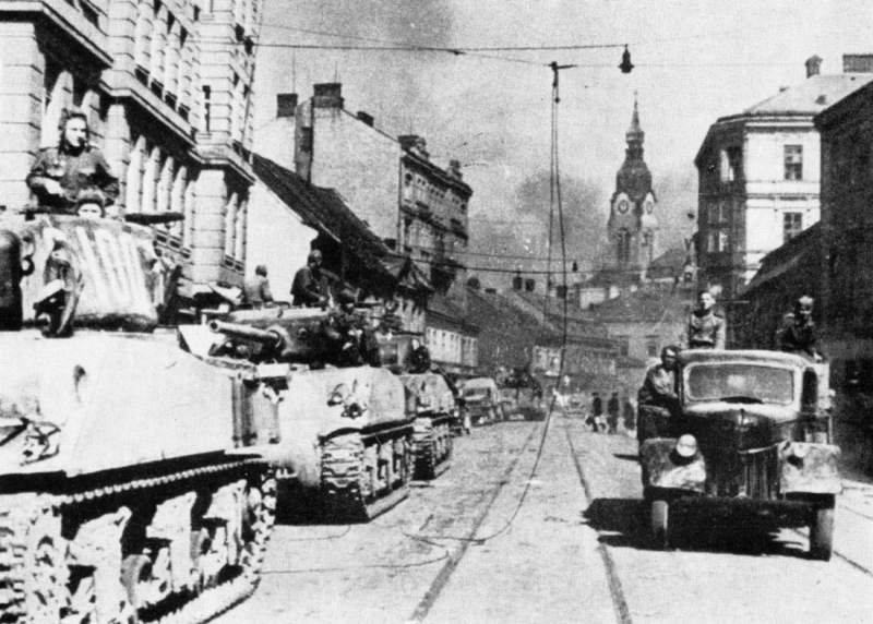 File:Sovětské tanky na Křenové ulici.gif