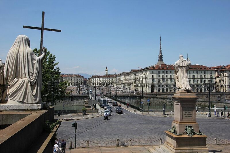 File:Torino, piazza Vittorio Veneto (04).jpg