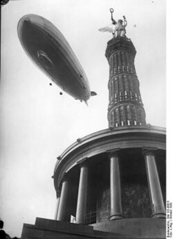 Bundesarchiv Bild 102-06615, Berlin, "Graf Zeppelin" über der Siegessäule.jpg