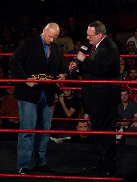 File:Cornette and NWA World Heavyweight Champion Pearce.jpg