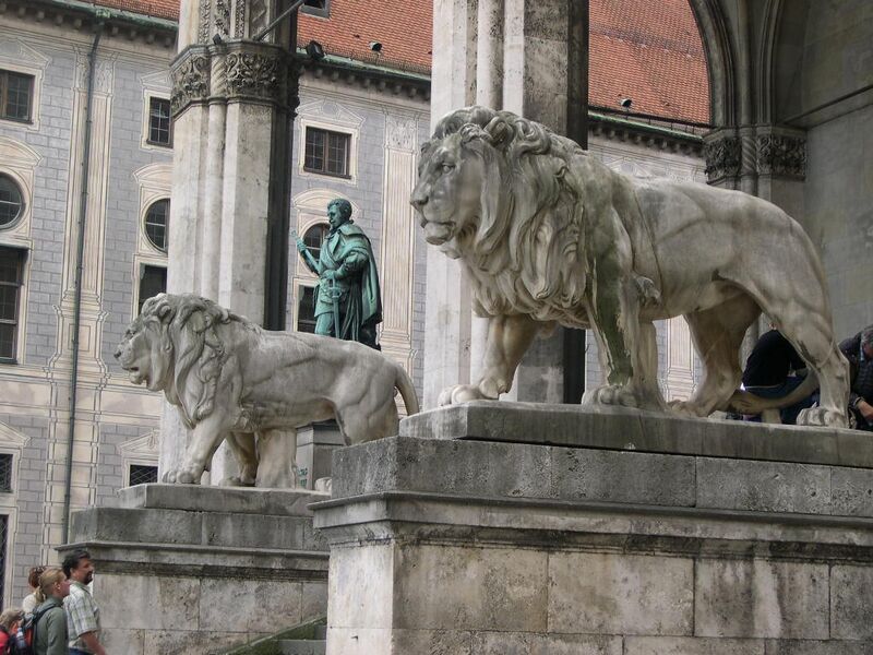 File:Lions at the Feldherrnhalle in Munich.JPG