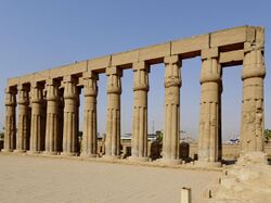 Luxor-Tempel Hof Amenophis III. 02.jpg