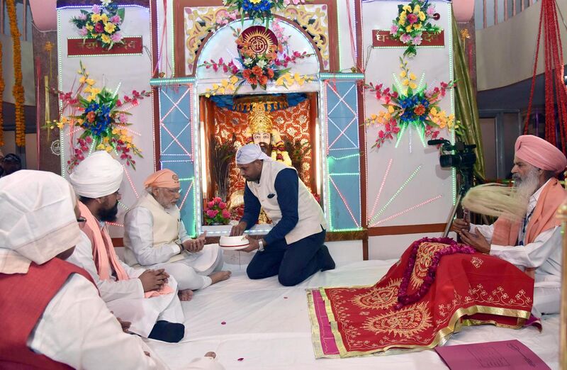 File:Prime Minister Narendra Modi offers prayers at Shri Guru Ravidas Janmsthan Mandir, Seer Goverdhanpur (2).jpg