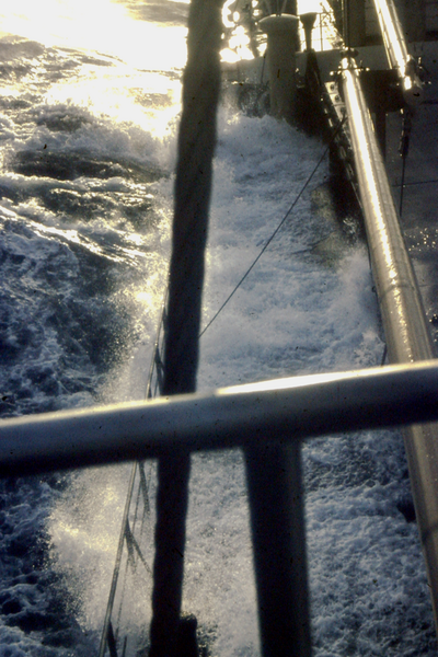 File:Winter-Nordatlantik - Sturm, Wasser an Deck.png
