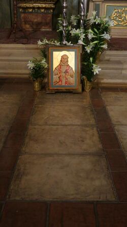 Mission San Carlos Borromeo de Carmelo (Carmel, CA) - basilica, interior, grave of Junipero Serra.jpg