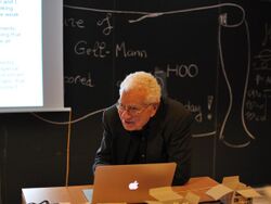 Murray Gell-Mann at Lection (big).jpg