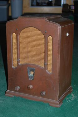 RCA R7 Superette Superheterodyne Table Radio (1931).JPG