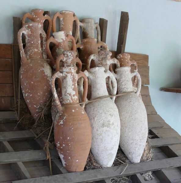 File:Amphorae stacking.jpg