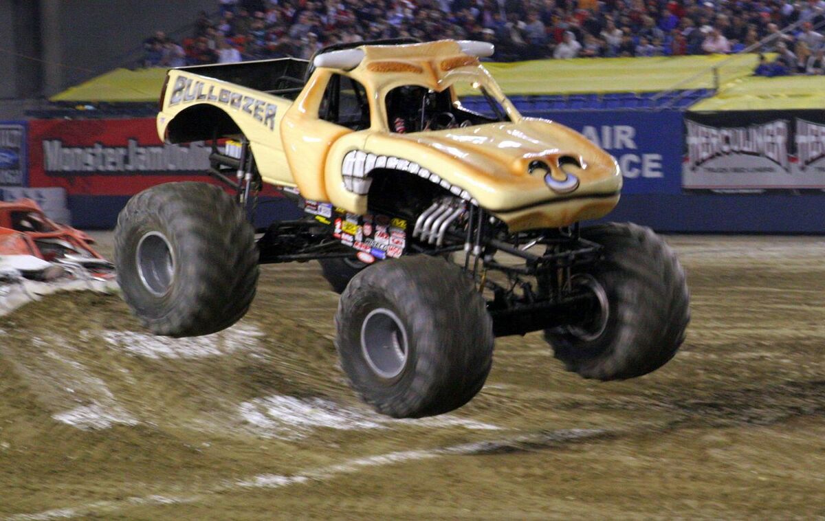 Engineering:Bulldozer (monster truck) - HandWiki