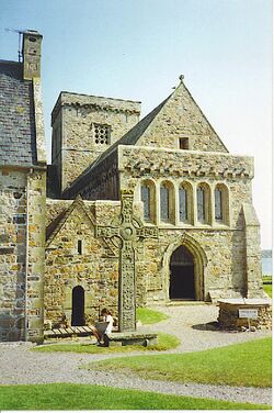 Iona Abbey, Entrance and St John's Cross. - geograph.org.uk - 113441.jpg