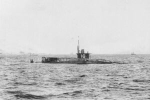 Japanese submarine HA-7 in 1916.jpg