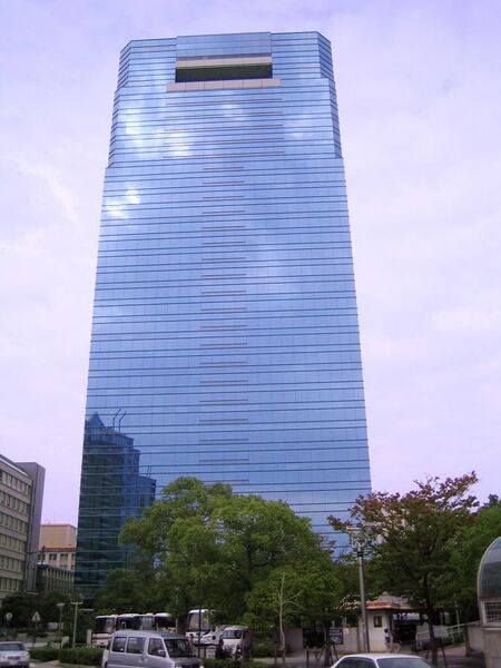File:Kobe Crystal Tower (2006.10.22).jpg