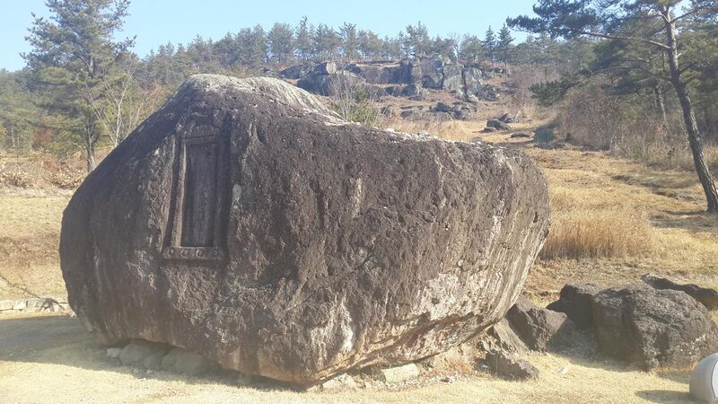 File:Korea-Hwasun Dolmen sites03.jpg