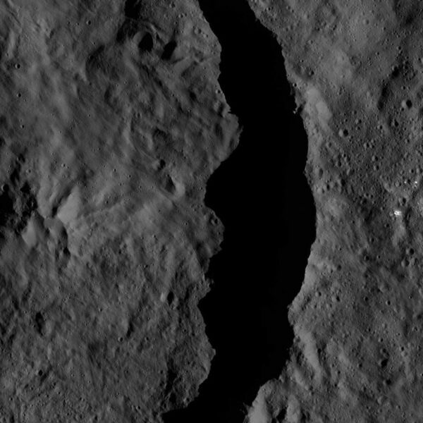 File:PIA20382-Ceres-DwarfPlanet-Dawn-4thMapOrbit-LAMO-image28-20160107.jpg