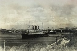 Schip in een haven, vermoedelijk in Curaçao, KITLV 122585.tiff