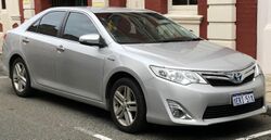 2013-2015 Toyota Camry (AVV50R) Hybrid HL sedan (2018-04-24) 01.jpg